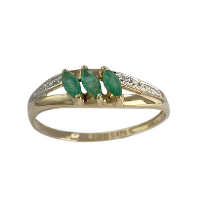 Pre-owned 2-tone 375 gold ring with emeralds and diamonds