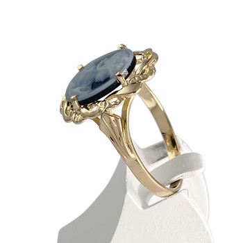 Tweedehands ring van 750 geelgoud met een camee van chalcedoon