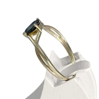 Tweedehands ring van 375 geelgoud met saffier