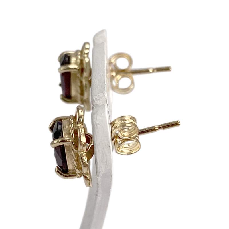 Boucles d'oreilles d'occasion or 375 jaune motif fleurs grenats - vue 2