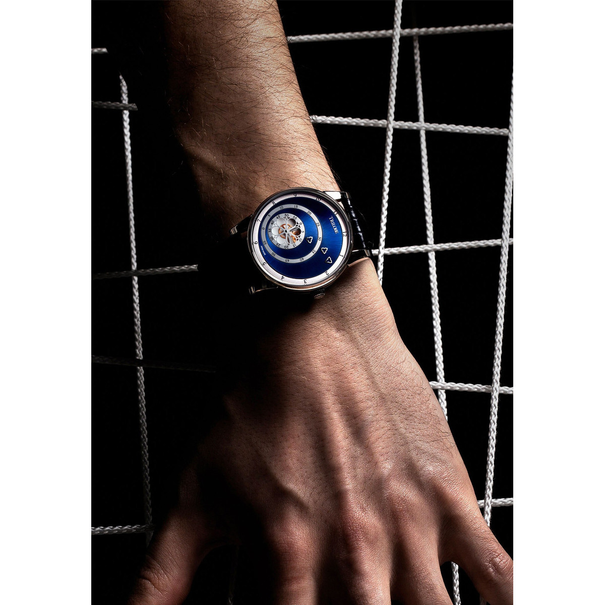 Montre d'occasion TRILOBE Les Matinaux 40.5 mm homme automatique bracelet cuir d'origine - vue porté 1