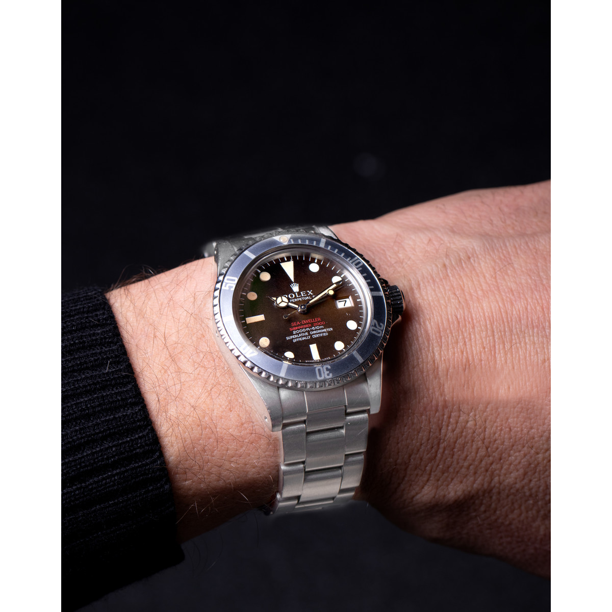 Montre d'occasion ROLEX Sea-Dweller 1665 Double Red Mk2 'Tropical' - Thin case mixte mouvement automatique certifié (cosc) bracelet acier - vue porté 1