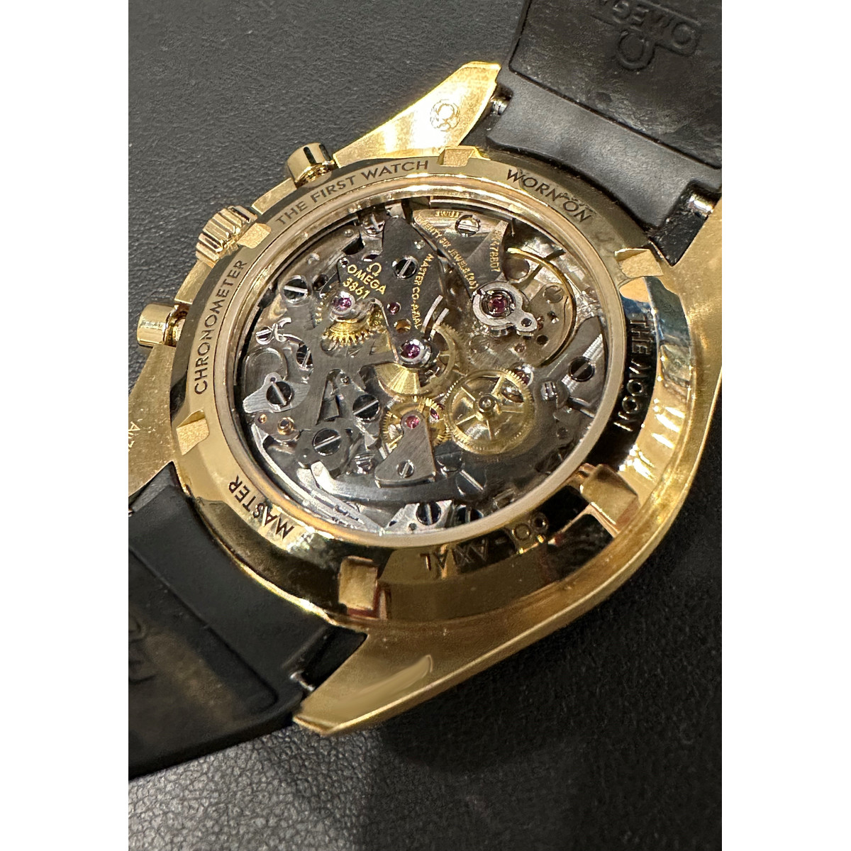Montre d'occasion OMEGA Speedmaster homme mouvement automatique certifié (cosc) bracelet caoutchouc - vue 3