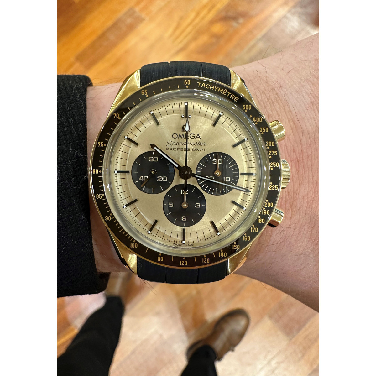 Montre d'occasion OMEGA Speedmaster homme mouvement automatique certifié (cosc) bracelet caoutchouc - vue porté 1
