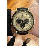 Montre d'occasion OMEGA Speedmaster homme mouvement automatique certifié (cosc) bracelet caoutchouc - vue porté 1