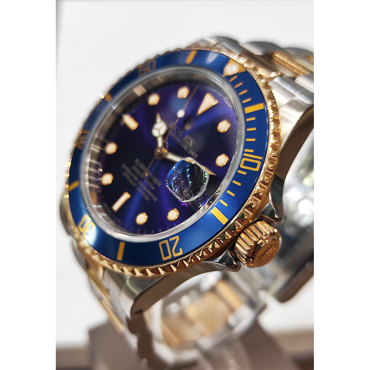 Montre d'occasion ROLEX Submariner Date homme mouvement automatique certifié (cosc) bracelet or jaune 750/000 et acier - vue D1