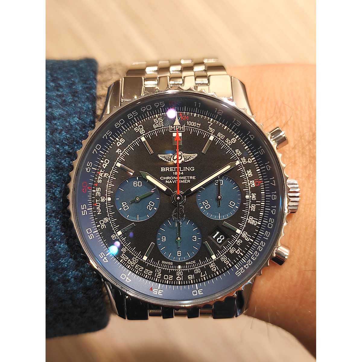 Montre d'occasion BREITLING Navitimer B01 homme mouvement automatique certifié (cosc) bracelet acier - vue porté 1