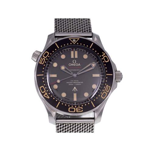 Montre d'occasion OMEGA Seamaster 300 Diver "007" homme mouvement automatique certifié (cosc) bracelet titane