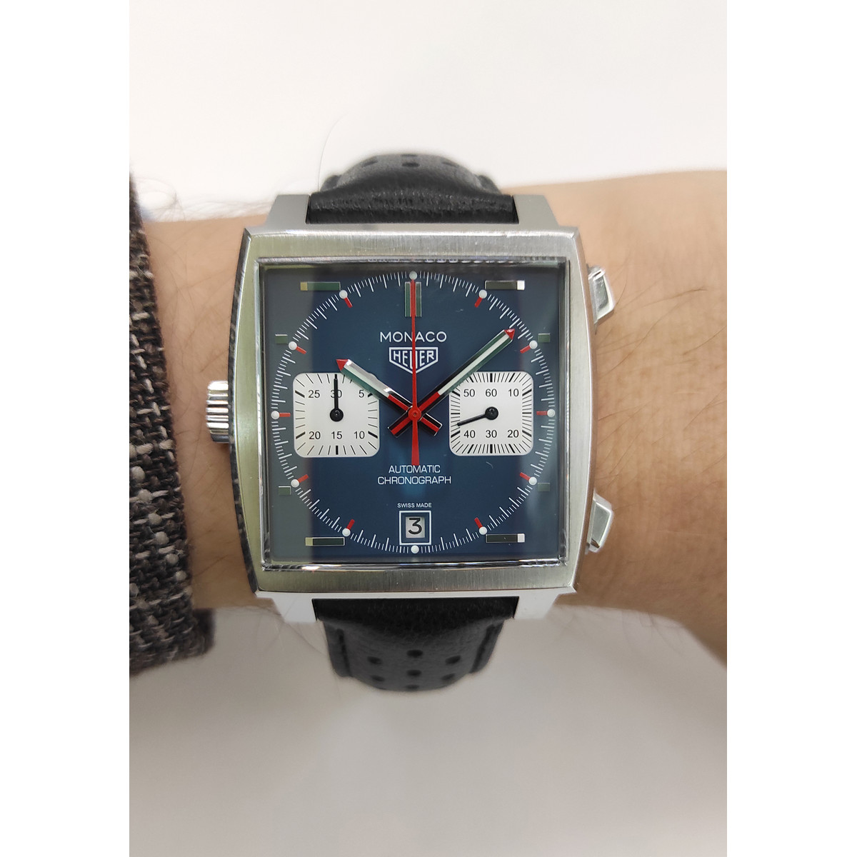 Montre d'occasion TAG HEUER Monaco Steve McQueen homme automatique bracelet cuir cresus - vue porté 2