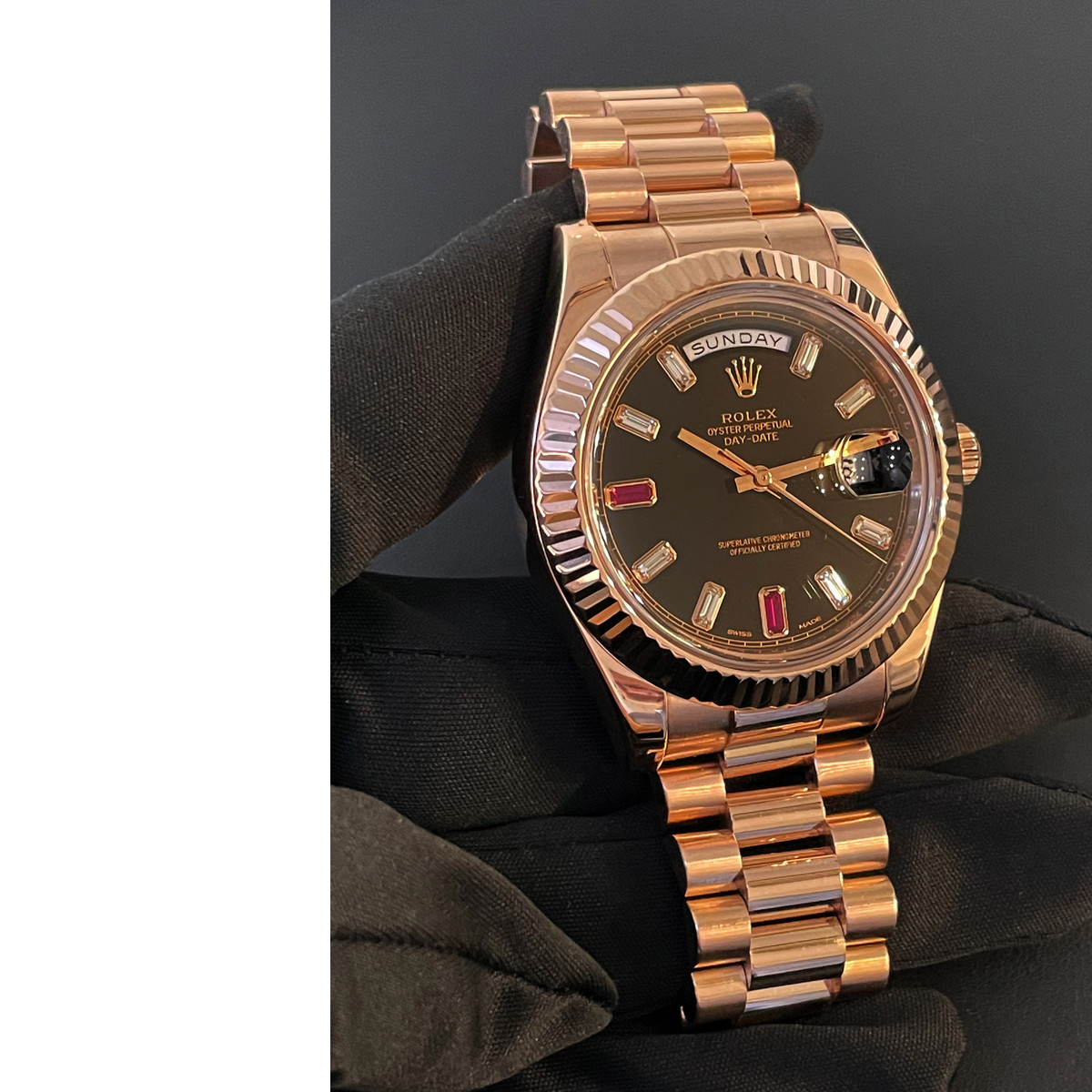 Montre d'occasion ROLEX Day-Date homme mouvement automatique certifié (cosc) bracelet or rose 750/000 - vue D3