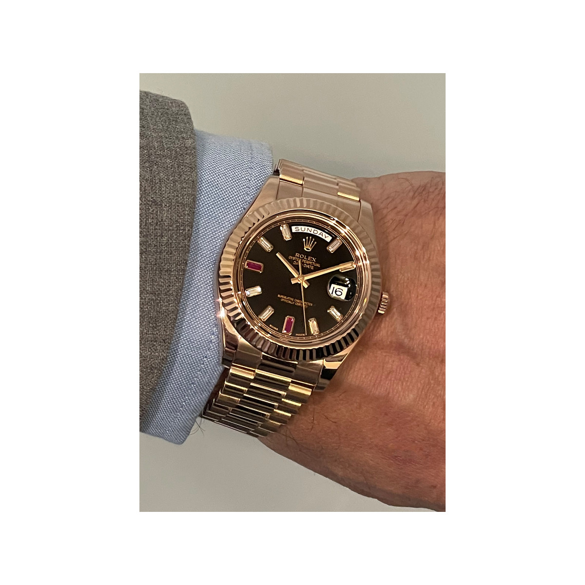 Montre d'occasion ROLEX Day-Date homme mouvement automatique certifié (cosc) bracelet or rose 750/000 - vue porté 1
