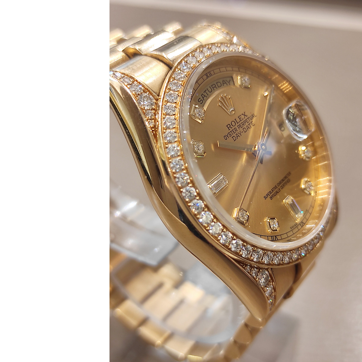 Montre d'occasion ROLEX Day-Date Diamants mixte mouvement automatique certifié (cosc) bracelet or jaune 750/000 - vue D3