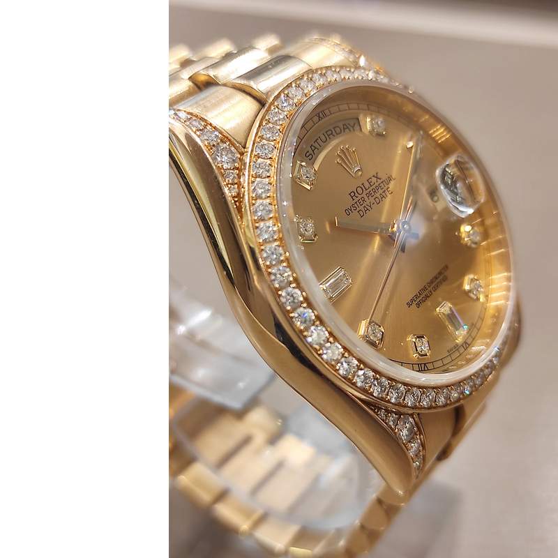 Montre d'occasion ROLEX Day-Date Diamants mixte mouvement automatique certifié (cosc) bracelet or jaune 750/000 - vue D3