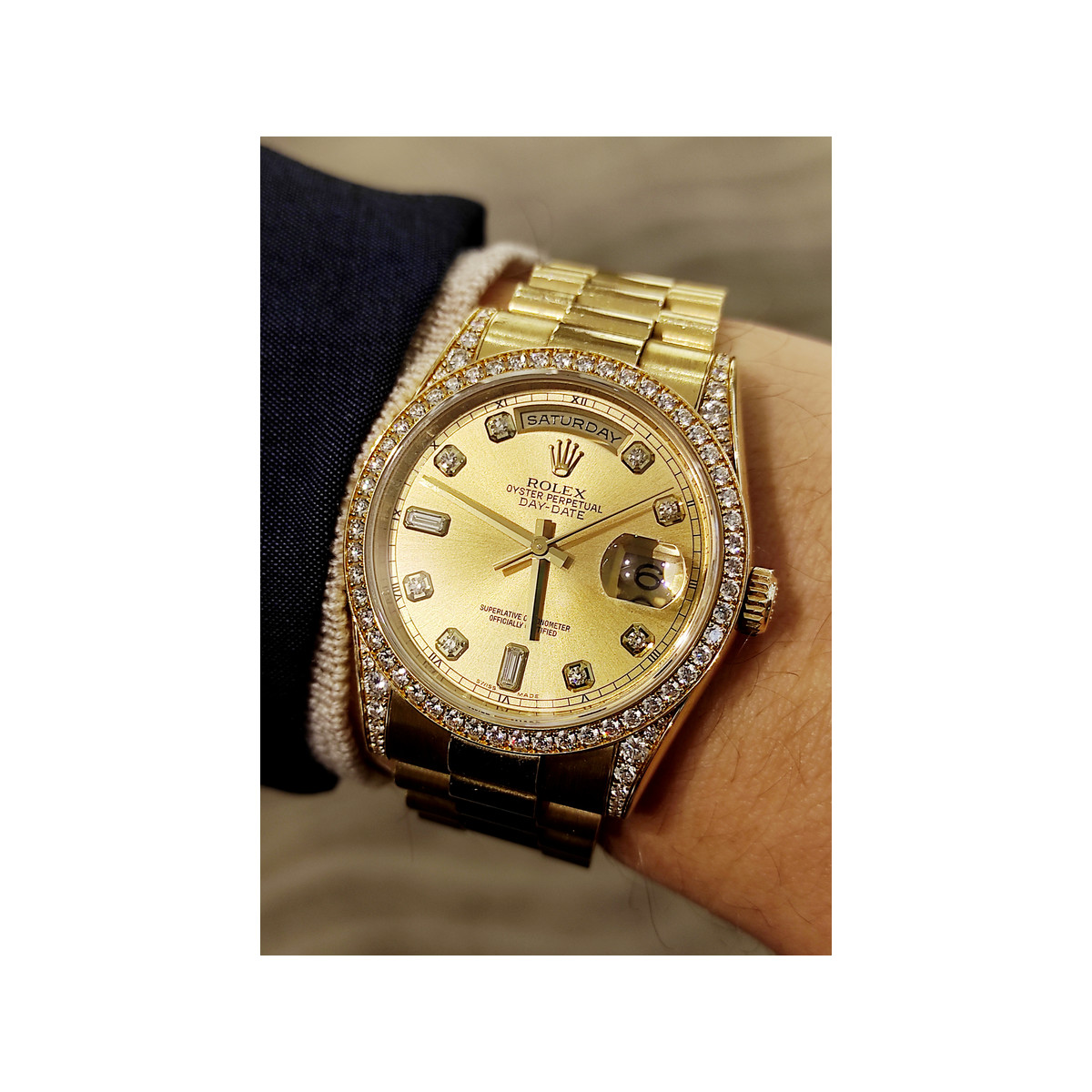 Montre d'occasion ROLEX Day-Date Diamants mixte mouvement automatique certifié (cosc) bracelet or jaune 750/000 - vue porté 1