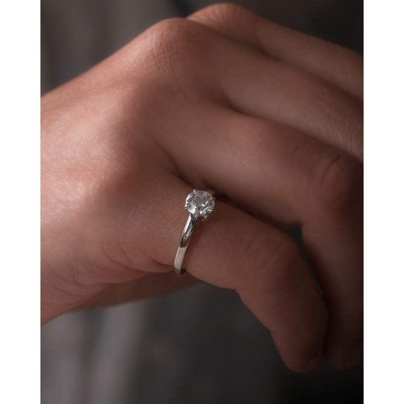 Bague d'occasion BULGARI Solitaire femme platine 950/1000 - vue porté 1