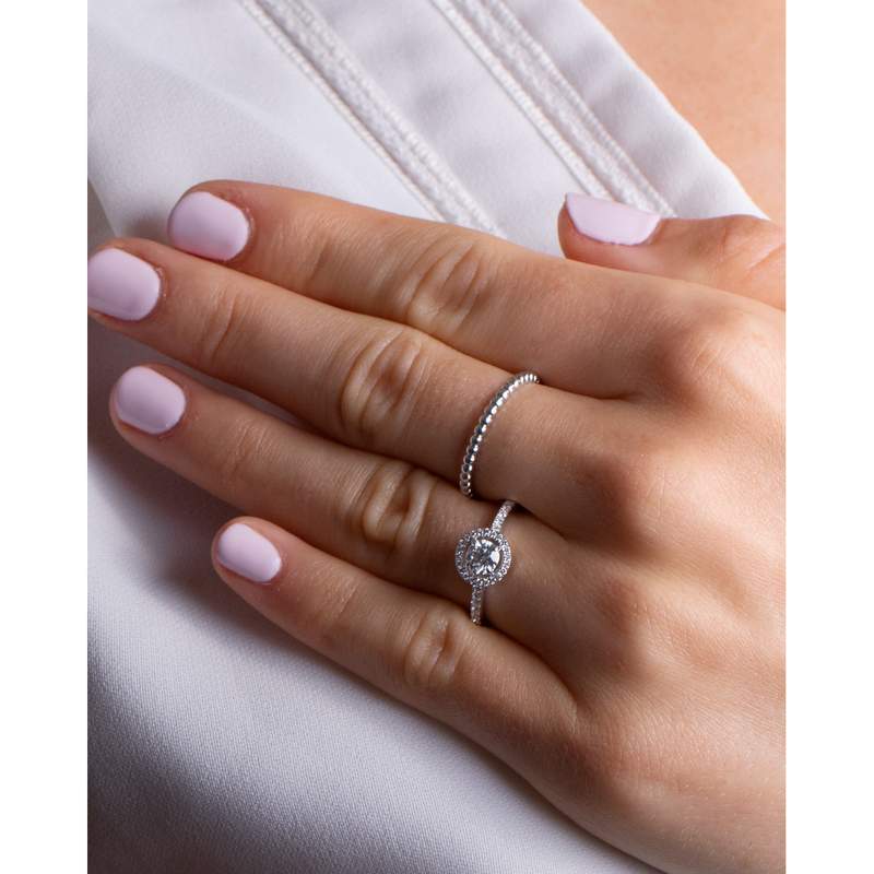 Bague d'occasion VAN CLEEF & ARPELS Perlée Perle d'Or femme or blanc 750/1000 - vue porté 2