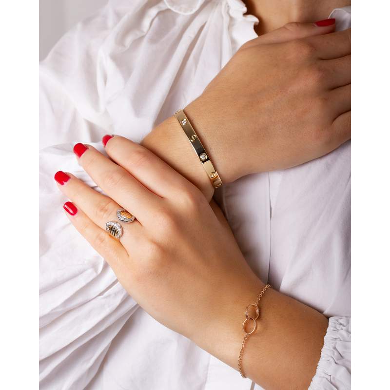 Bracelet d'occasion CARTIER Love 4 Diamants femme or jaune 750/1000 - vue porté 2