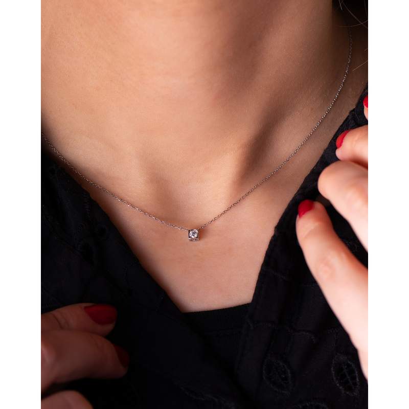 Collier d'occasion DINH VAN Le Cube Diamant PM femme or blanc 750/1000 - vue porté 1