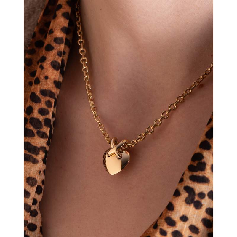 Collier d'occasion CHAUMET Coeur Liens femme or jaune 750/1000 - vue porté 1