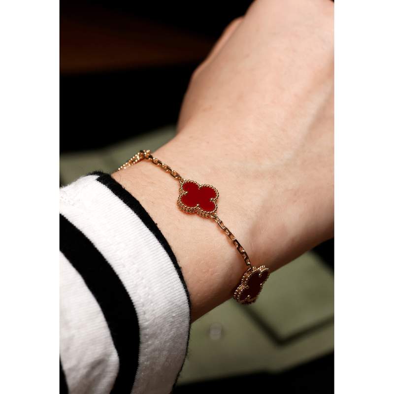 Bracelet d'occasion VAN CLEEF & ARPELS Vintage Alhambra mixte or jaune 750/1000 - vue porté 1