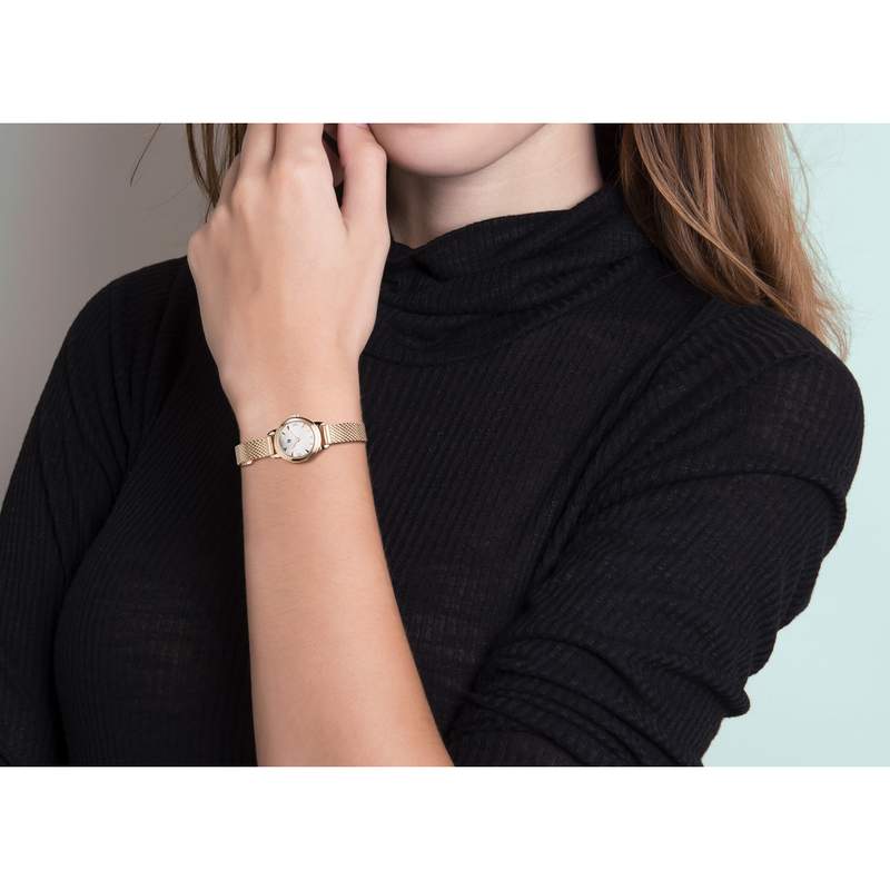 Montre Lip femme acier doré - vue porté 1