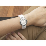 Montre HERBELIN Newport femme acier racelet caoutchouc blanc - vue porté 1