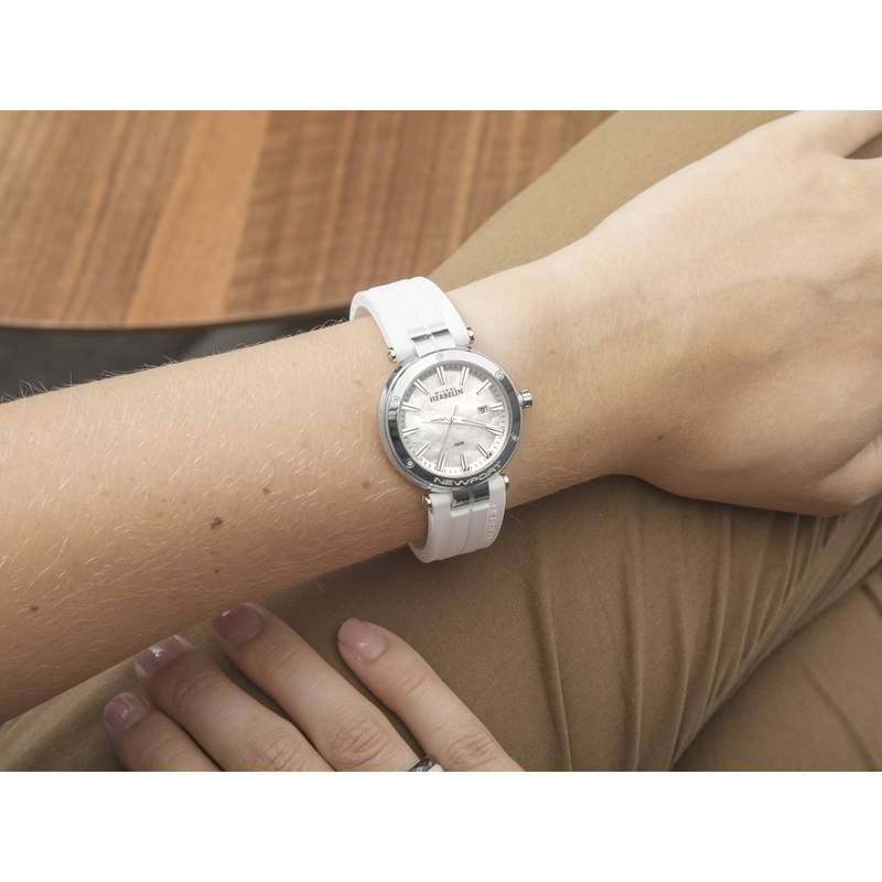 Montre HERBELIN Newport femme acier racelet caoutchouc blanc - vue porté 1