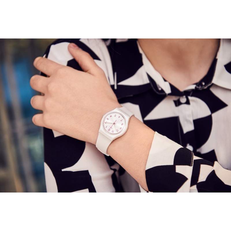 Montre SWATCH ESSENTIALLY Bracelet Silicone - vue porté 1