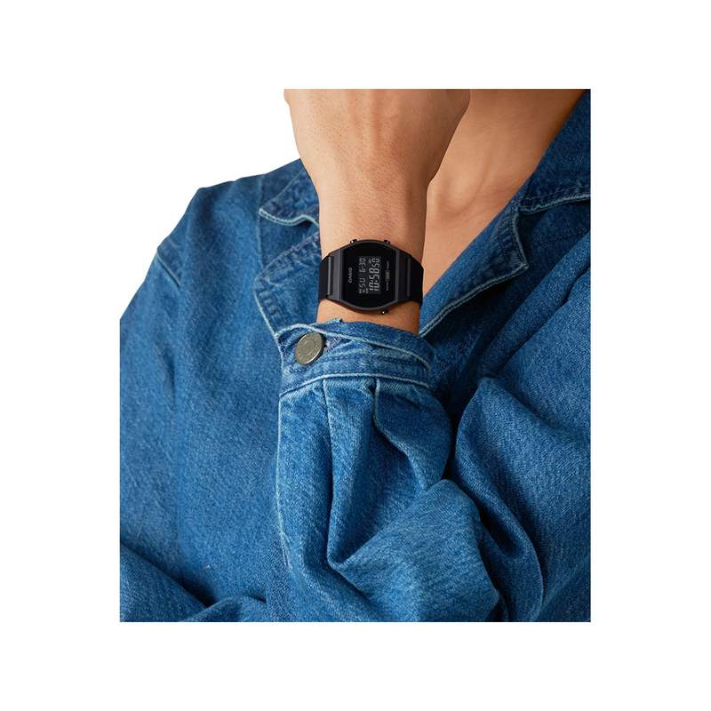 Montre Casio femme résine noire - vue porté 1