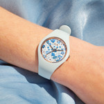 Montre Ice Watch small femme plastique silicone bleu - vue porté 1
