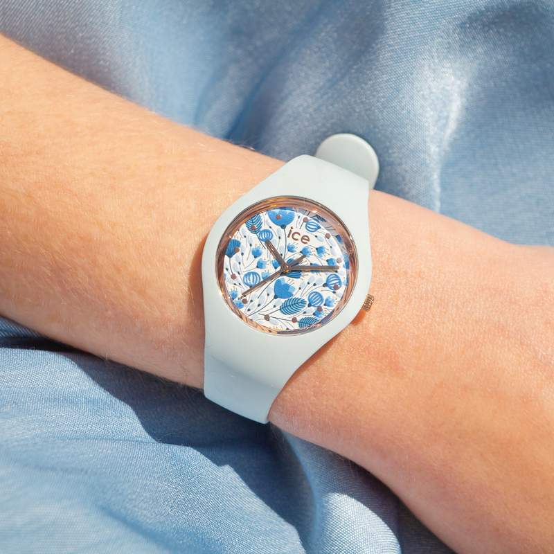 Montre Ice Watch small femme plastique silicone bleu - vue porté 1