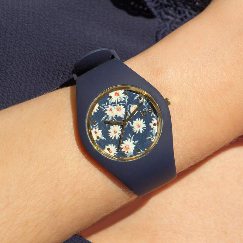 Montre Ice Watch medium femme plastique silicone bleu - vue porté 1