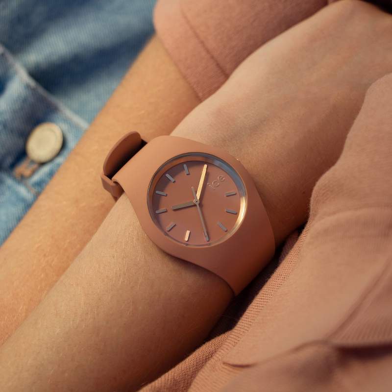 Montre Ice Watch Femme silicone rose - vue porté 1
