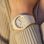 Montre Ice Watch Femme silicone beige - vue porté 1