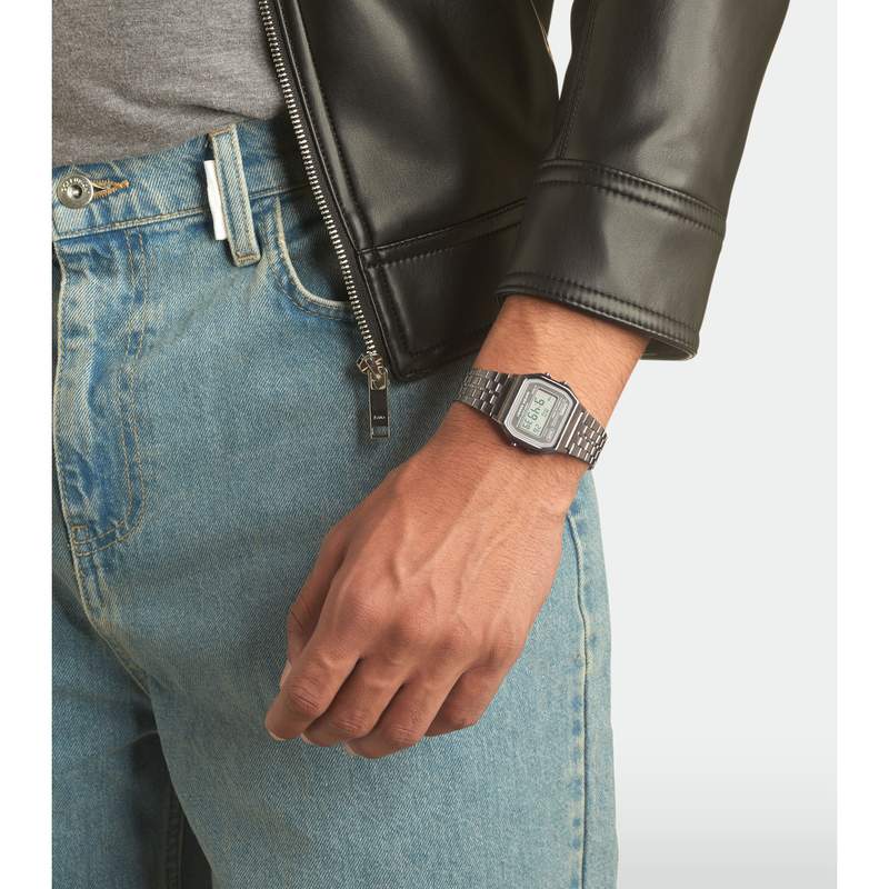 Montre Casio mixte résine gris bracelet acier gris - vue porté 1