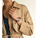 Montre G-SHOCK femme acier doré rose bracelet résine noire - vue porté 1