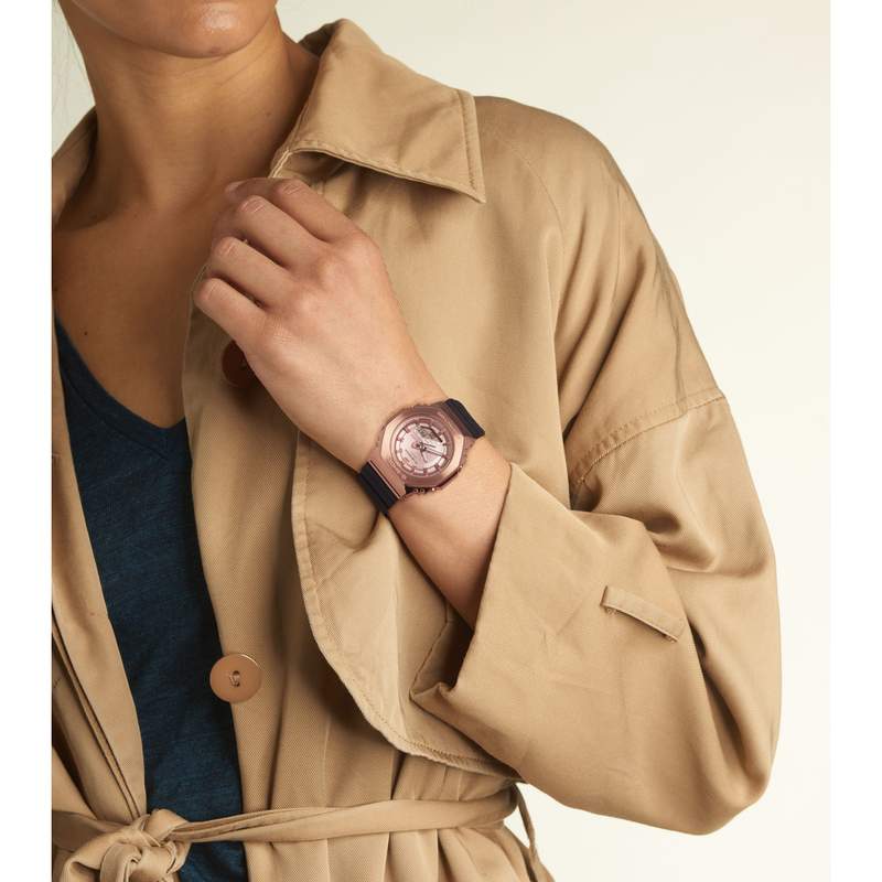 Montre G-SHOCK femme acier doré rose bracelet résine noire - vue porté 1