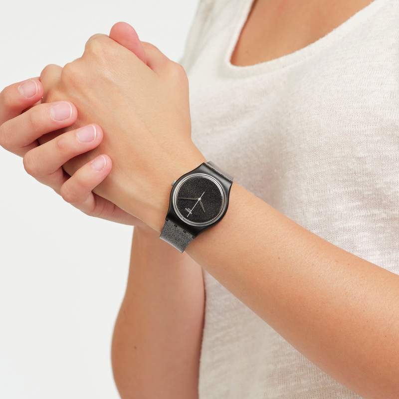 Montre Swatch mixte matériaux biosourcés noir bracelet silicone noir - vue porté 1