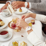 Montre Swatch Gent How Majestic mixte plastique silicone blanc - vue porté 1