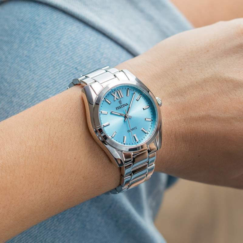 Montre Festina femme acier bracelet acier - vue porté 1
