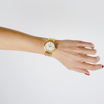Montre Balmain femme bracelet doré jaune - vue porté 1