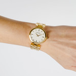 Montre Balmain femme bracelet doré jaune - vue porté 3