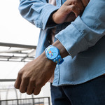 Montre Swatch mixte plastique bracelet silicone bleu - vue porté 1
