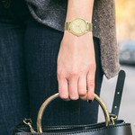 Montre Tommy Hilfiger femme acier doré jaune - vue porté 1