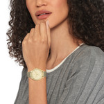 Montre Tommy Hilfiger femme acier doré jaune - vue porté 2