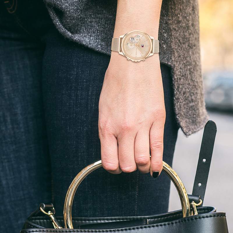 Montre Tommy Hilfiger femme acier doré rose - vue porté 1