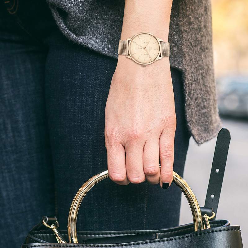 Montre Tommy Hilfiger femme acier dore rose - vue porté 1