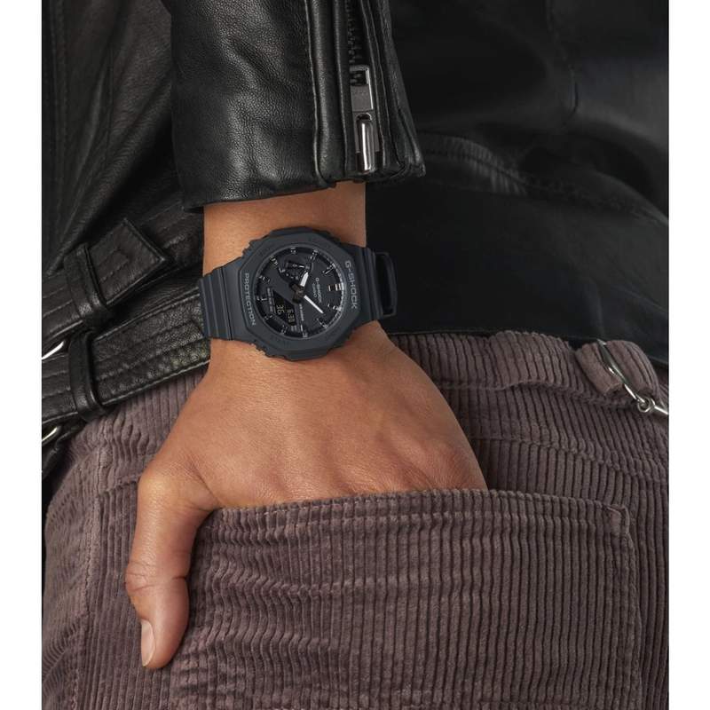 Montre G-SHOCK femme bracelet résine noire - vue porté 1