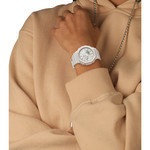 Montre G-SHOCK femme bracelet résine blanche - vue porté 1