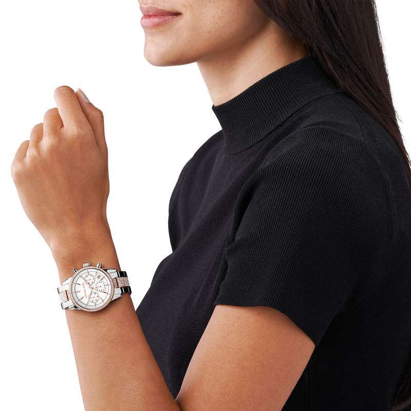 Montre MICHAEL KORS femme bracelet acier  bicolore rose - vue porté 1